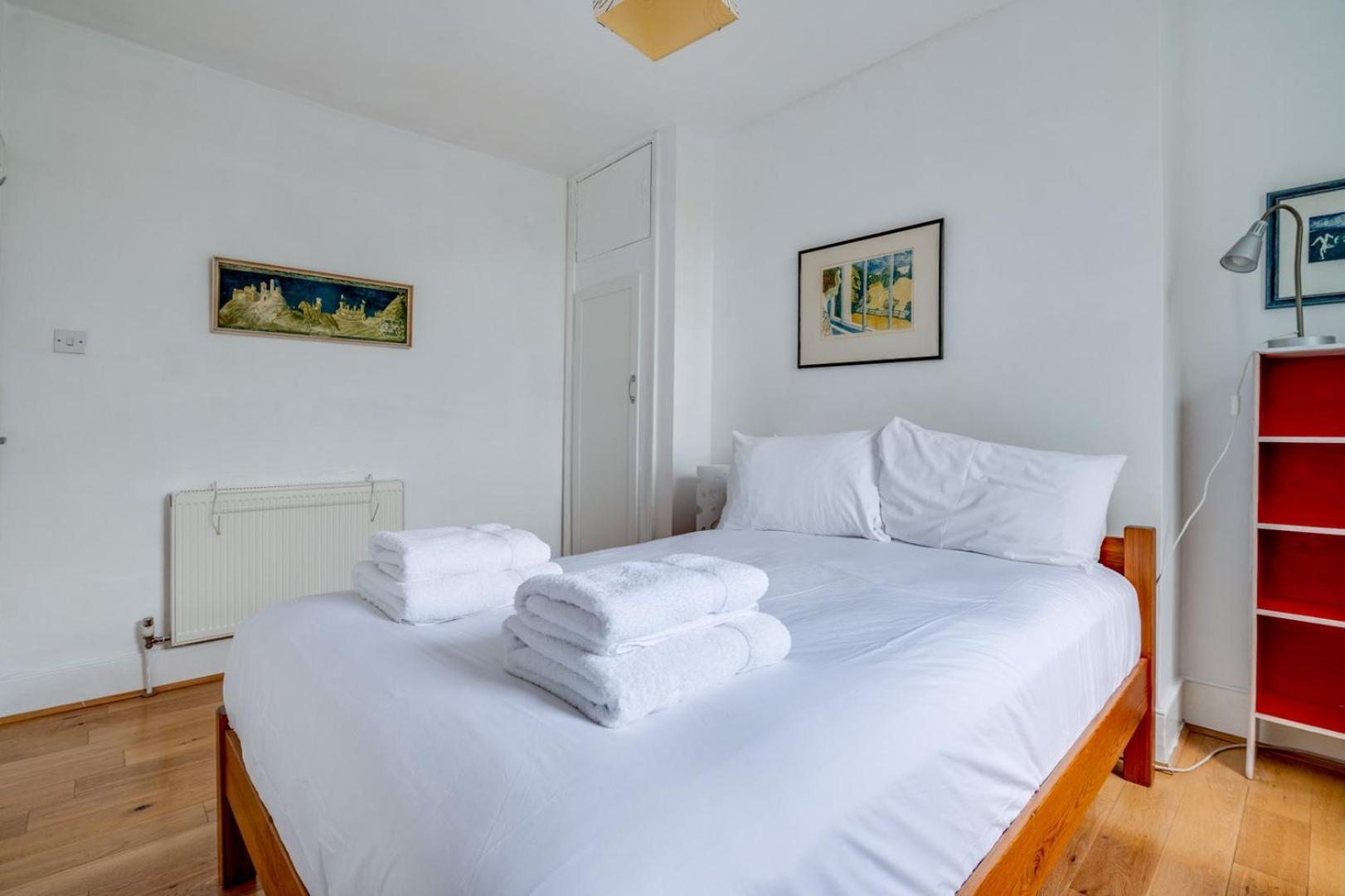 Bright Two Bedroom Near Vibrant Camden Town Ferienhaus London